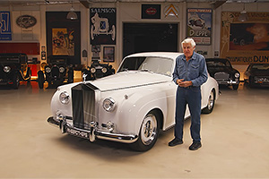 (VIDEO) Renumitul Jay Leno arată şi conduce un Rolls-Royce Silver Could 1961, original pe din afară, dar cu 640 CP şi o cutie automată cu 10 trepte dedesubt