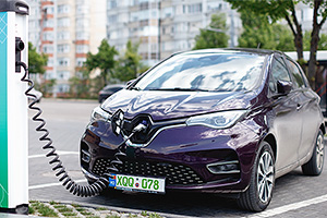 Maşinile electrice şi cele pe hidrogen vor avea plăcuţe de înmatriculare verzi în Moldova