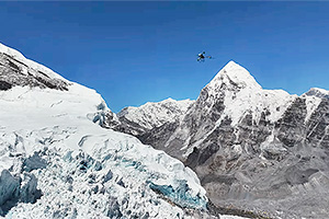(VIDEO) O dronă a făcut prima livrare din lume pe muntele Everest, la peste 6.000 metri altitudine