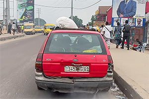(VIDEO) Cum arată o zi din viaţa unui taximetrist din Congo cu un Ford Escort şi mediul în care acesta operează