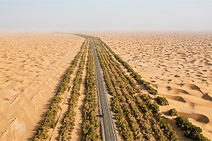 Cea mai lungă autostradă de deşert din lume, construită în China cu o soluţie genială de vegetaţie şi zero CO2, a indicat rezultate curioase în primii doi ani
