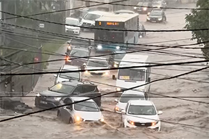 (VIDEO) Ploile abundente din ultimele zile au transformat mai multe străzi din Chişinău în râuri, la propriu