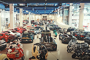 (VIDEO) Un pasionat de BMW din Qatar a adunat o colecţie de peste 140 de maşini şi a creat un muzeu pentru ea