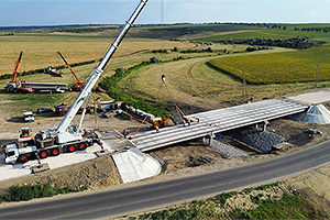 Încă un pod din Moldova e reconstruit într-un ritm record, ca-n China, cu 21 de grinzi montate în doar câteva zile