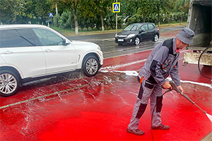 Covoarele roşii din Chişinău au devenit gri după doar o lună, dar primăria spune că sunt doar murdare şi dă vina pe anvelopele maşinilor
