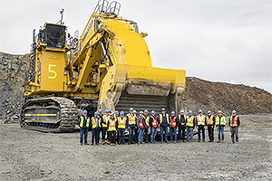 Acesta e cel mai mare excavator electric din lume, produs de Komatsu, care munceşte în minele din Canada, alături de camioane hibride