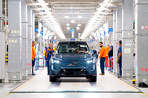 Volvo ar putea livra clienţilor primele exemplare ale lui EX90 fără funcţionalităţi esenţiale, urmând să le adauge ulterior prin actualizări