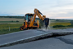 Din cauza valului de călduri, drumul M5 din Moldova, construit din plăci de beton, a format trambuline periculoase