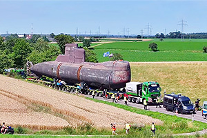 O operaţiune de amploare a unui transport agabaritic are loc în aceste zile în Germania, submarinul U17 înaintând lent pe platforme tractate de camioane