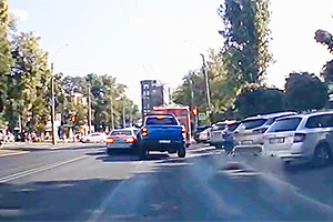 (VIDEO) Manevre de neînţeles în traficul din Chişinău, cu un RAM TRX care loveşte şi împinge un Mercedes
