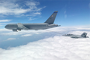 Un avion cisternă KC-46 Pegasus a marcat primul zbor constant de 45 ore în jurul lumii în direcţie vestică, alimentând alte avioane în aer