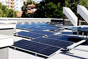 Pe acoperişul preşedinţiei Moldovei au fost instalate panouri fotovoltaice care să acopere parţial consumul de energie al edificiului