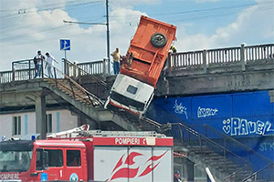 Un camion de transportare a deşeurilor a căzut de pe podul Ismail din Chişinău, şoferul a fost salvat de prezenţa scărilor pentru pietoni