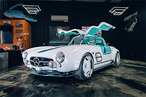 (VIDEO) O echipă de designeri şi mecanici din California a creat un Mercedes 300 SL clasic, dar cu propulsie electrică de Tesla