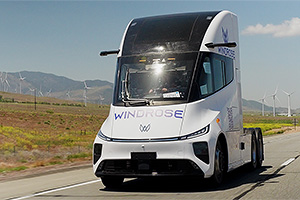 Chinezii vor să fabrice în SUA camionul electric Windrose, care seamănă foarte mult cu Tesla Semi şi care îşi încarcă bateriile la două prize simultan