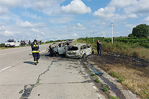 Un accident excepţional de grav, cu două maşini care au luat foc şi oameni blocaţi, a avut loc în Moldova, copiii din maşini fiind salvaţi de trecători