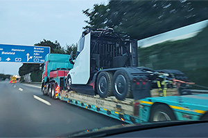 Primul camion electric Tesla Semi din Europa a fost surprins în timp ce era transportat pe o autostradă din Germania