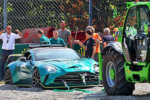 (VIDEO) Safety car-ul F1 Aston Martin a ieşit în decor pe circuitul Monza înainte de tururile de practică ale piloţilor