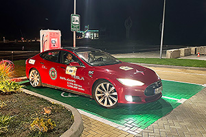 Renumita Tesla Model S, cu un parcurs record 2,1 milioane kilometri, a venit în Moldova pentru a participa la maratonul electric de 1.000 km în 24 ore