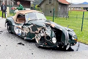 (VIDEO) Un Jaguar XK120 de colecţie a fost distrus în Austria din cauza unui alt şofer concentrat la telefonul său