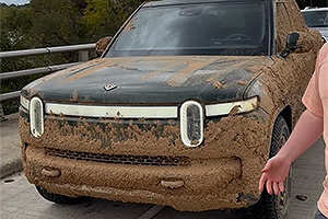 Un Rivian electric a rezistat unei inundaţii provocate de ciclonul Helene, fiind luat de ape, după care a pornit complet funcţional