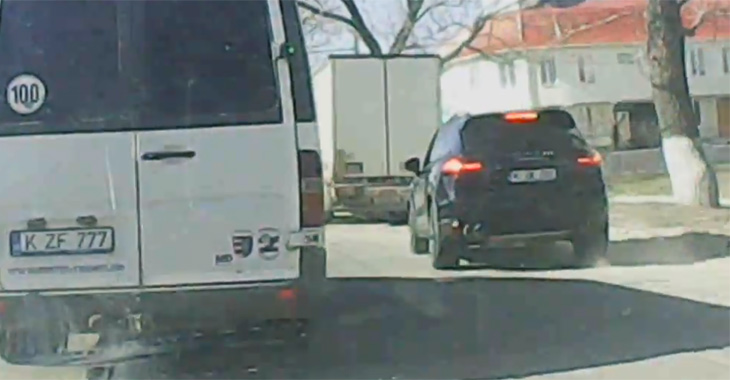 Accident stupid în Chişinău. Şoferul unui SUV a lovit din prostie remorca unui TIR