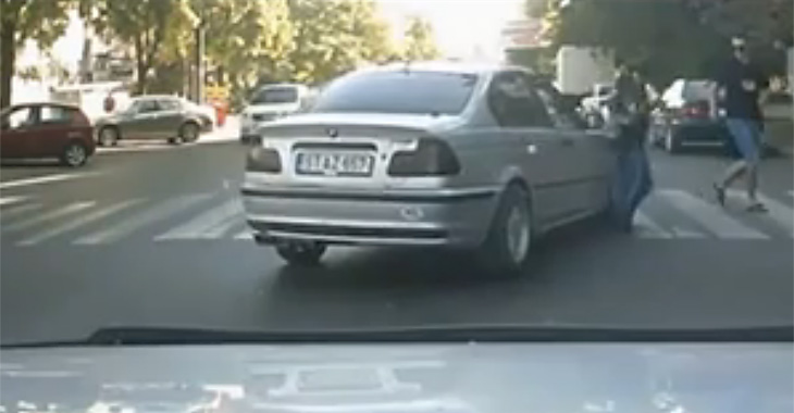 NO COMMENT: un şofer a lovit intenţionat un pieton în Chişinău (VIDEO)