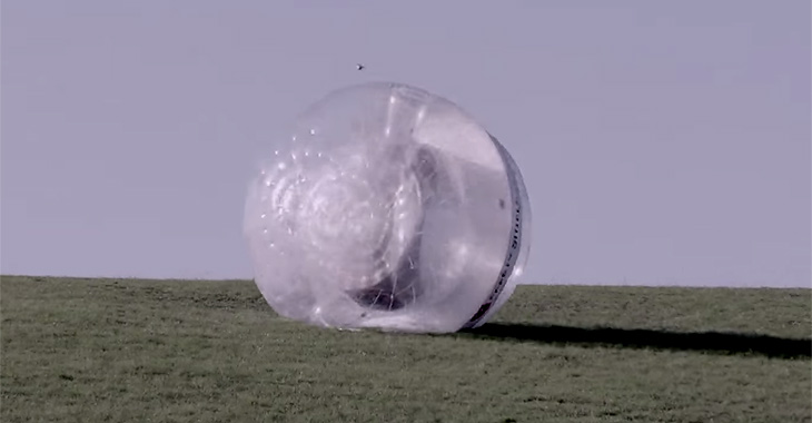 (VIDEO) Nebunie: un Nissan Note „ambalat” într-un balon de protecţie se rostogoleşte la vale...