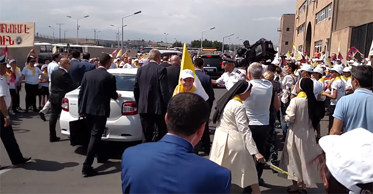 (VIDEO) Dacia Logan, maşina oficială a Papei de la Roma în cadrul vizitei sale din Armenia