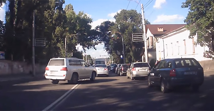 Martor ocular: un Lexus LX întoarce unde vrea el în Chişinău (VIDEO)
