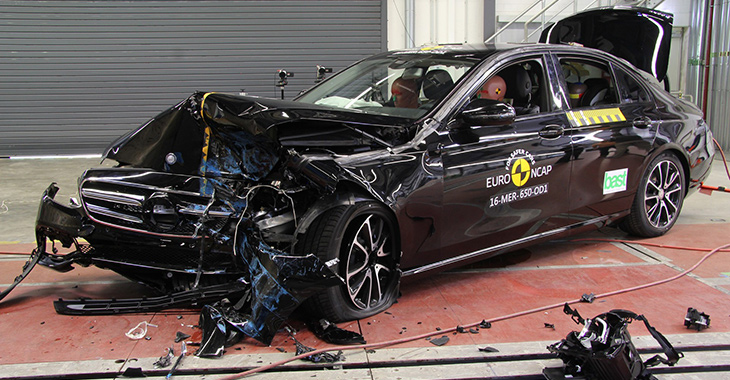 Noile Mercedes-Benz E-Class și Peugeot 3008 primesc 5 stele la testele Euro NCAP (Video)