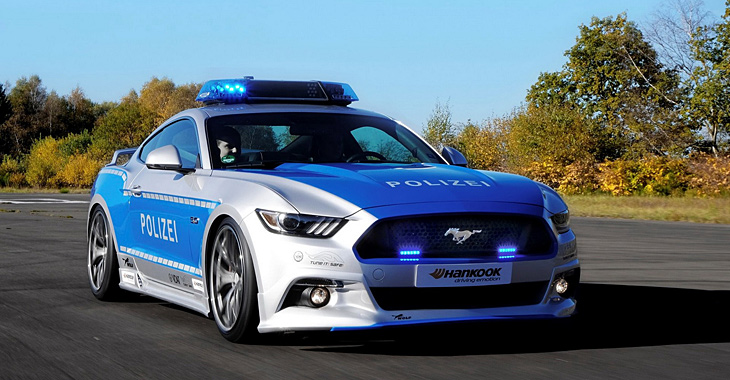 Ford Mustang GT a fost îmbrăcat în haine de poliţie!