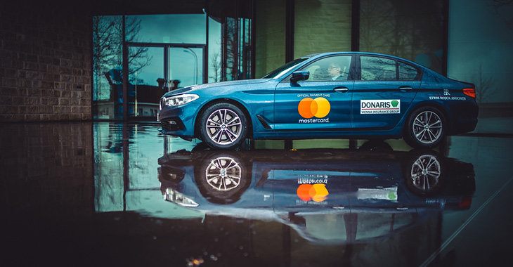 Ajungem cu noul BMW Seria 5 printre bănci elveţiene, şeici orientali şi mari afaceri făcute discret...