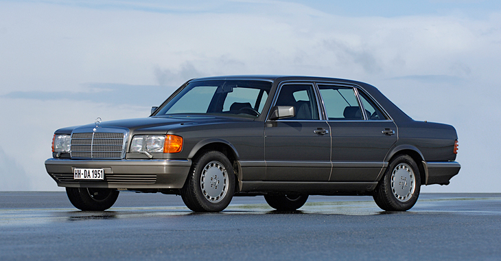 Acum 30 de ani Mercedes-Benz introducea airbag-ul pentru pasager