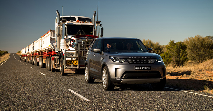 VIDEO: Land Rover Discovery a tractat un autotren de 110 tone!