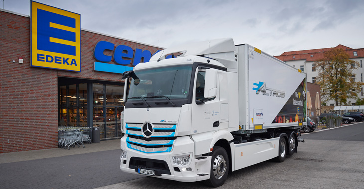 Camionul electric Mercedes-Benz eActros livrează produse la magazinele din Berlin