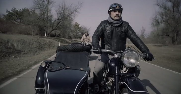 VIDEO EPIC: Motociclete Ural la Mileştii Mici, mustaţă, vinuri şi operaţiuni secrete! Colegul nostru, Dan Untură, printre protagoniştii unui fimuleţ în stilul anilor 80!