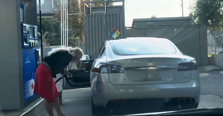 (VIDEO) O şoferiţă încearcă să-şi alimenteze Tesla Model S cu benzină!