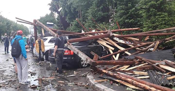 (VIDEO) Furtuna și grindina au făcut ravagii în România: mai multe mașini și construcții au fost avariate grav