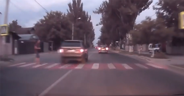 (VIDEO) La un pas de a fi strivit pe trecerea de pietoni, de două automobile timp de doar câteva secunde!