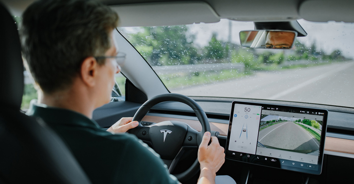 Tesla va integra aplicațiile Youtube și Netflix în sistemul multimedia de la bordul electromobilelor