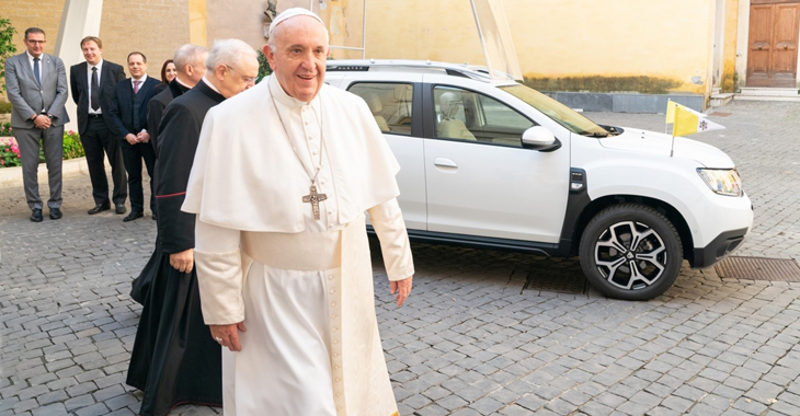 Papa de la Roma va circula cu un SUV Dacia Duster special modificat