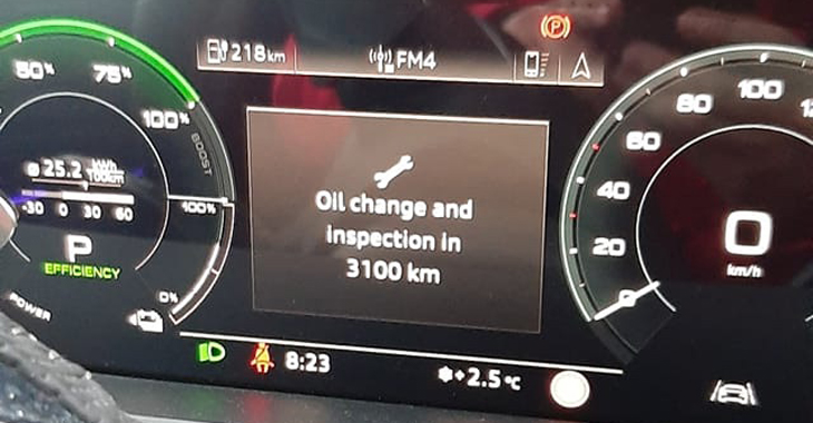 Mesaje ciudate pe instrumentarul de bord Audi e-tron: SUV-ul electric solicită schimbarea uleiului în motor