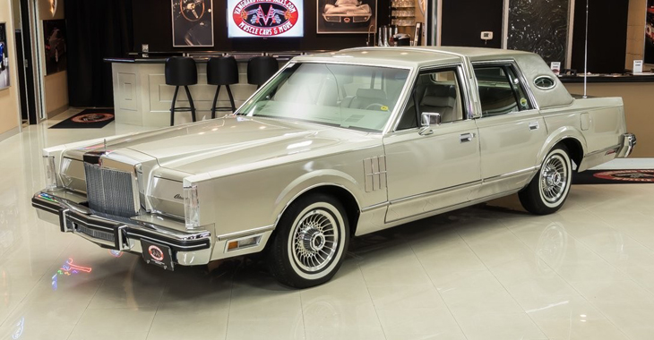 Visul fanilor industriei auto americane: Lincoln Continental, produs în 1980, cu doar 2,500 km parcurşi