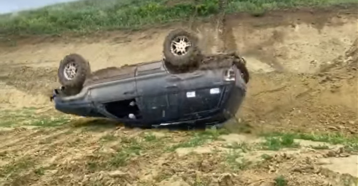 (VIDEO) Cum se răstoarnă un Jeep la o escapadă offroad de azi din Moldova