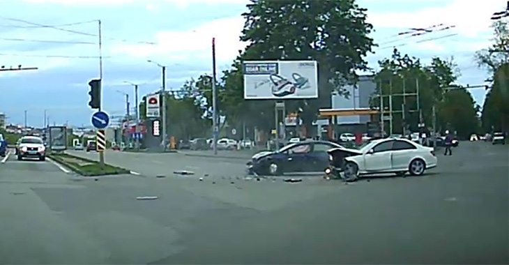 (VIDEO) Accident la intersercţia bd. Dacia şi str. Hristo Botev. A virat la stânga de pe banda dreaptă