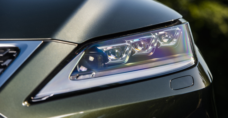 Cum au anulat cei de la Lexus goana după numărul de LED-uri în farurile moderne? Revoluţia tehnologiei BladeScan