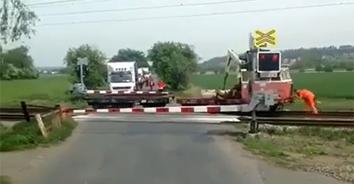 (VIDEO) Situaţie comică în România: Atenţie, vine trenul! Împins de oameni...