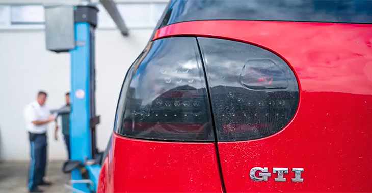 (VIDEO) Când ai bani de VW Golf GTI şi modificări, dar nu şi de întreţinerea lui. Varianta germană, cu poliţie neiertătoare