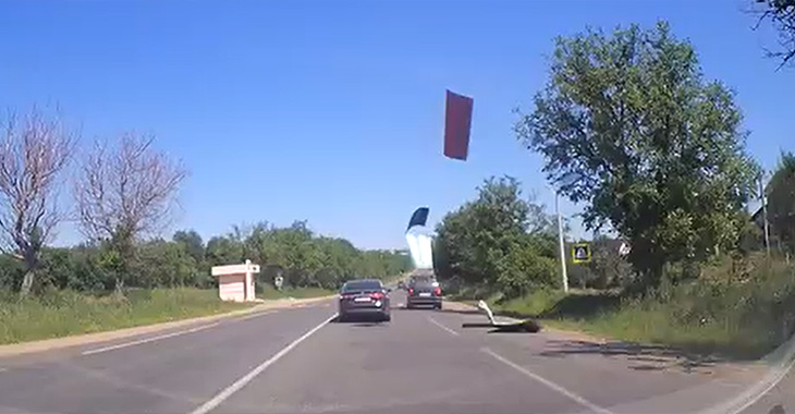 (VIDEO) Ţigla metalică de pe o maşină din Moldova, transportată iresponsabil, la un pas de a crea un accident